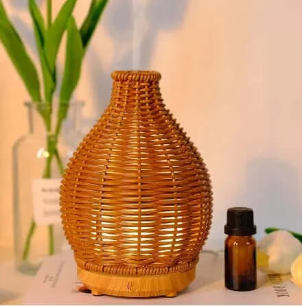 Diffuseur d'huiles essentielles Aromah en bois tressé, design naturel et élégant.