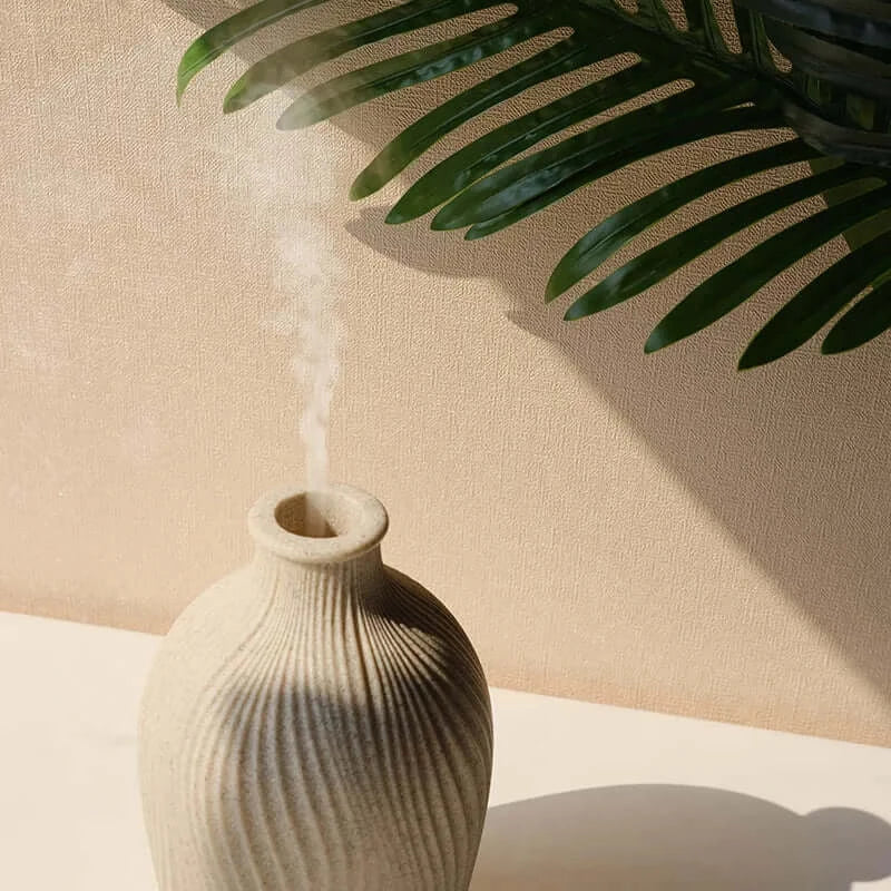 Diffuseur ultrasonique d'huiles essentielles en céramique Aromah, design moderne et épuré.